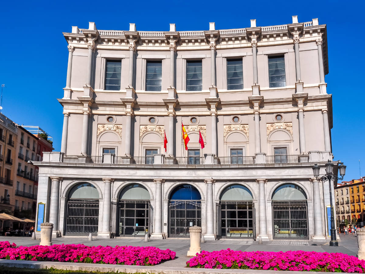 Clear blue sky over the Teatro Real