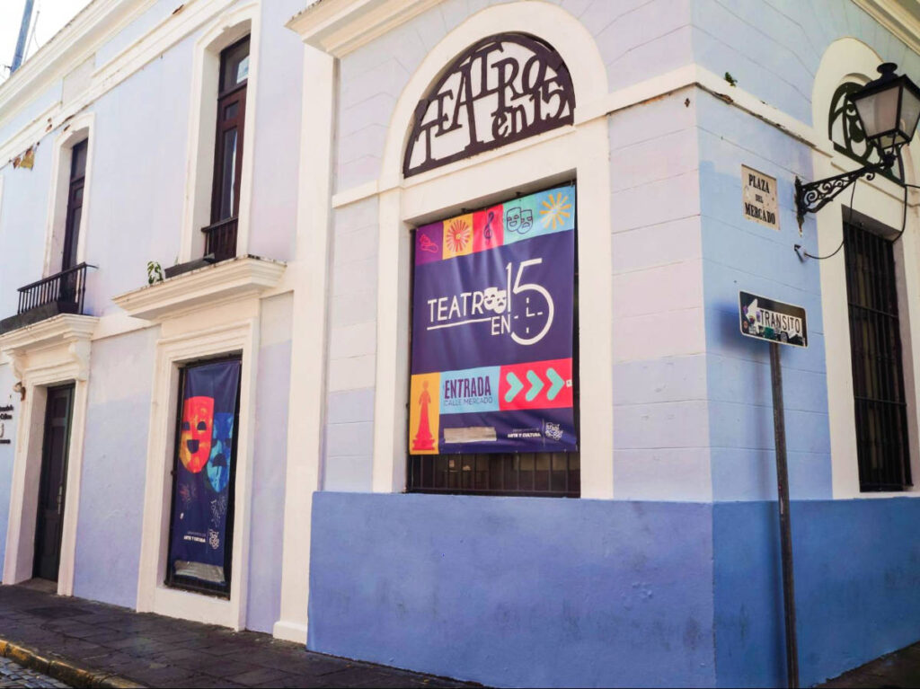 View of the white exterior of Teatro en 15 building