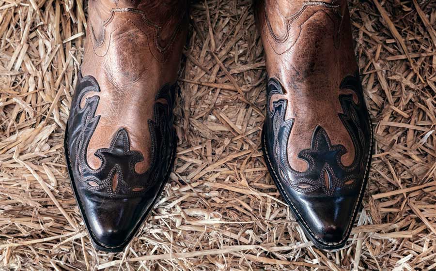 A cowboy boots standing on a barn in Temecula