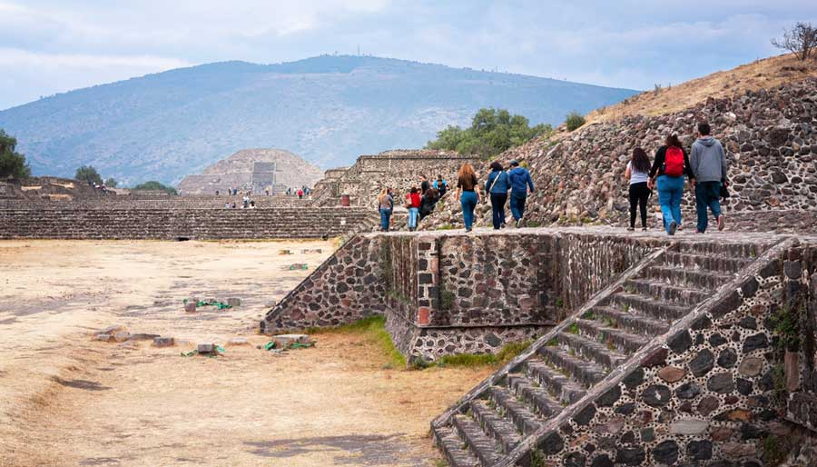 A group of people having a tour in Teotihuacan