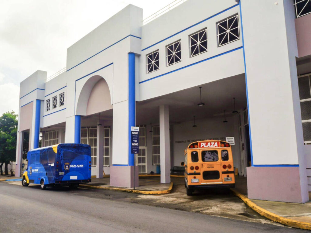 Vehicles parked outside the Terminal de Carros Publicos del Este