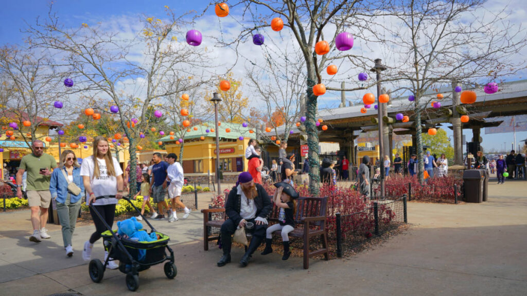 People wandering at The Columbus Zoo and Aquarium