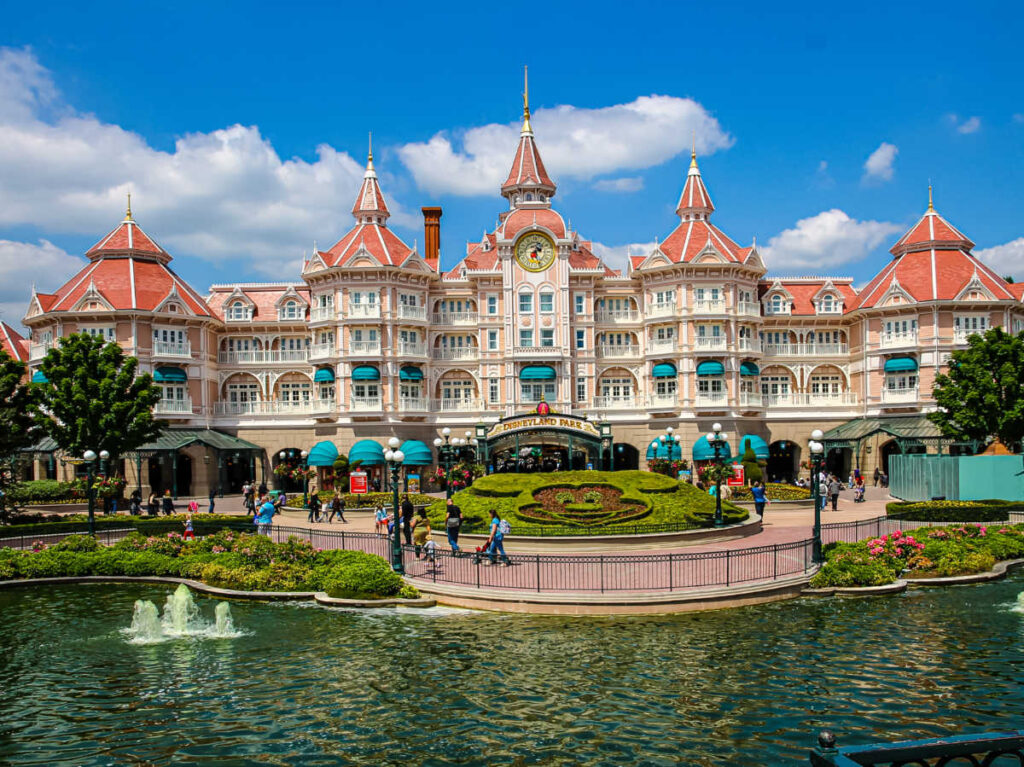 View of the huge fountain in front of the Disneyland Paris Resort Hotel