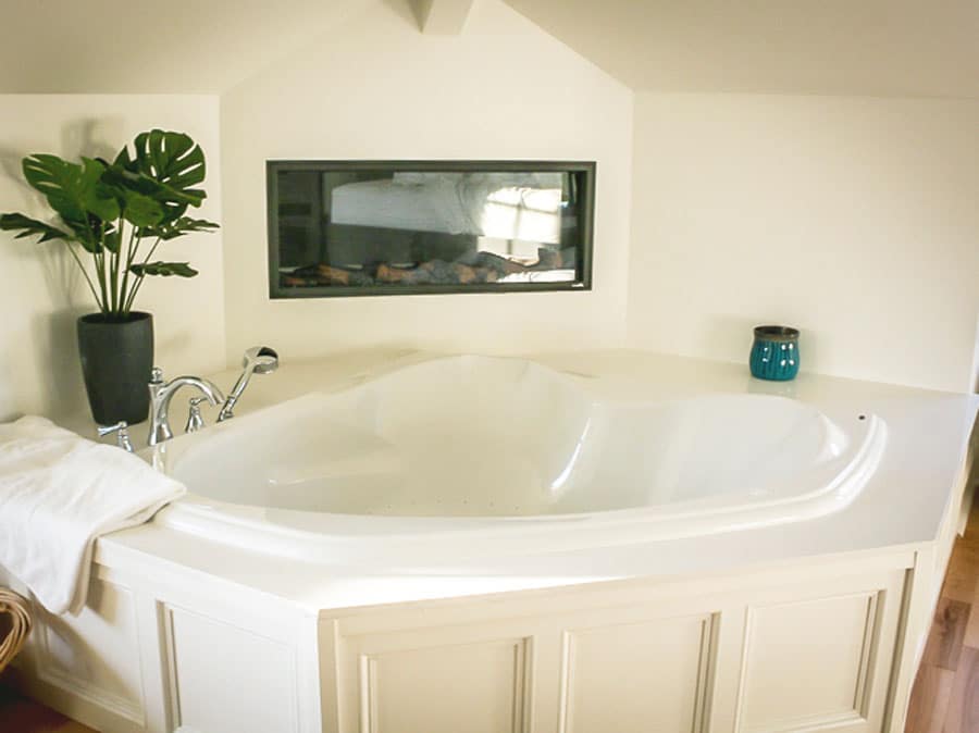View of a bathtub in The Great George Hotel
