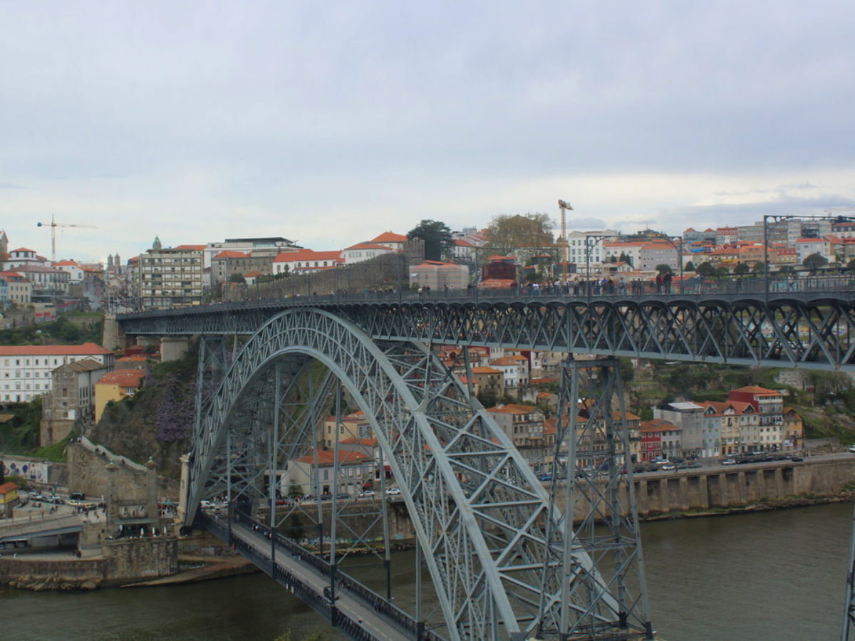 Panoramic view of the Luís I Bridge and the town in the background