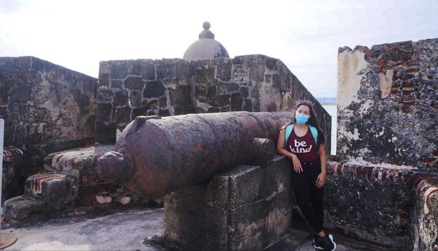 The author standing beside the main firing battery in El Morro