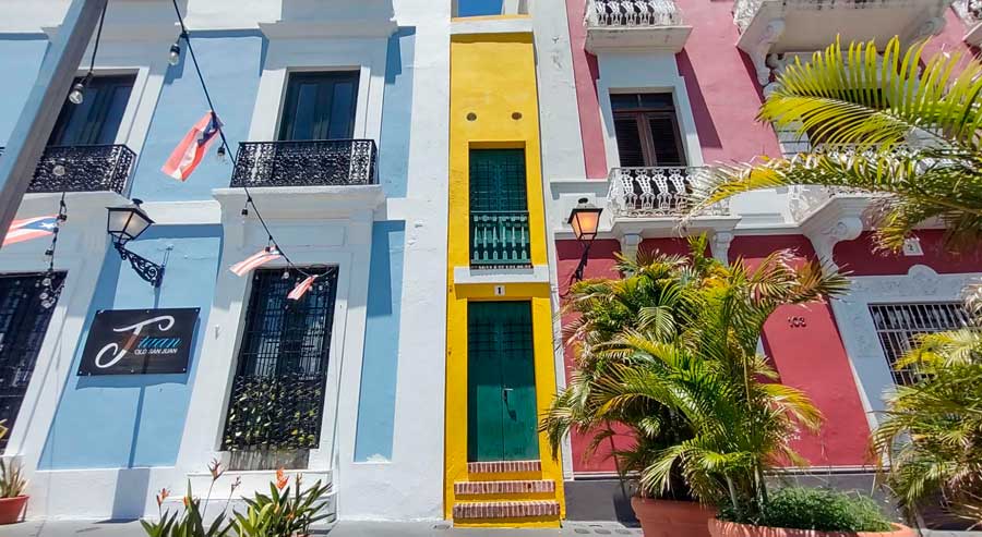 The Narrow House in San Juan from the outside