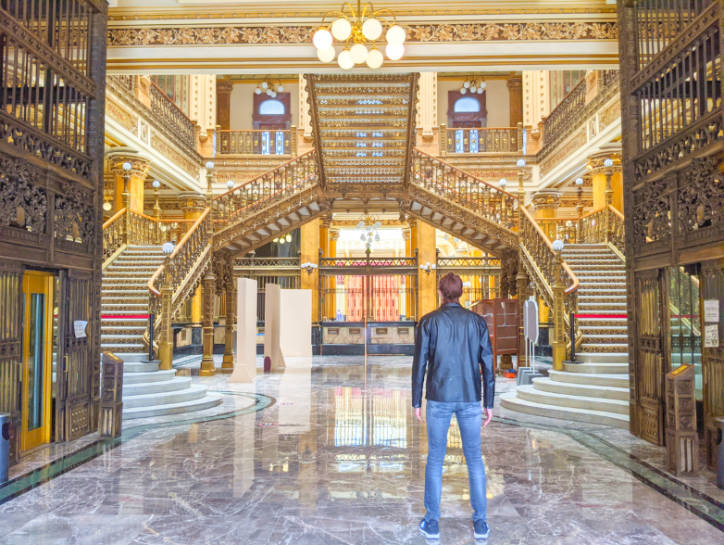 The author standing in the Palacio Postal in CDMX