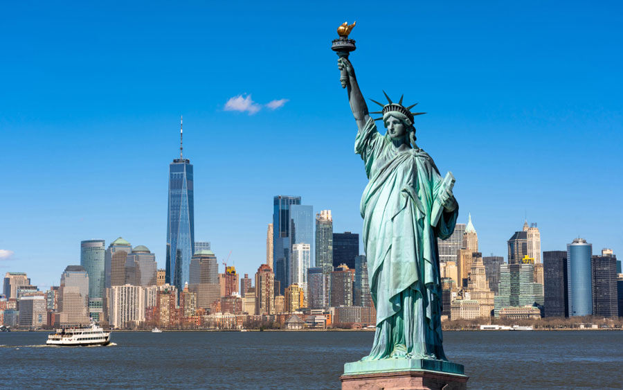 View of The Statue of Liberty and the New York's skyscrapers