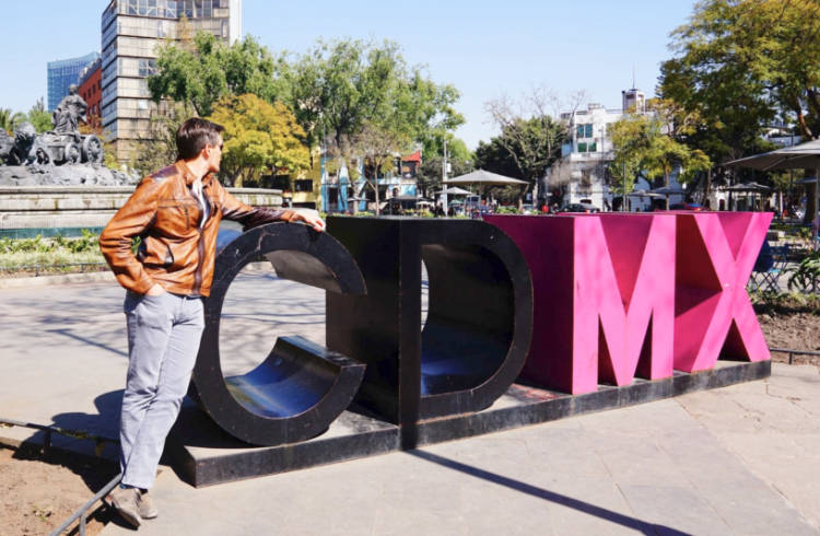 The author standing against a CDMX sign