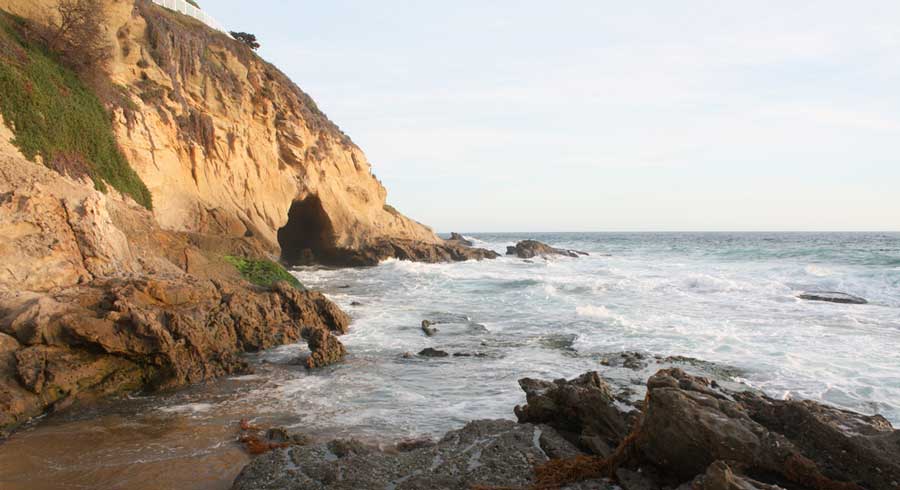 The rocky shoreline in Thousand Steps Beach