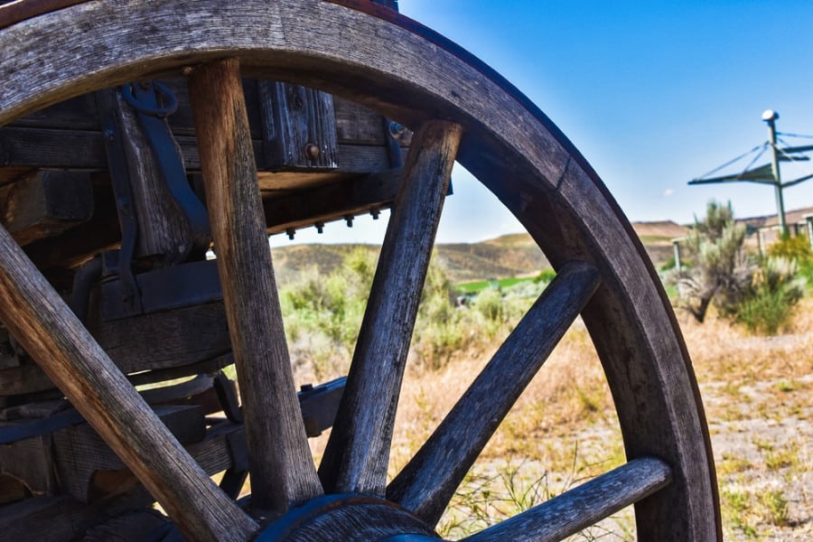 A wagon wheel at the Three Island Crossing State Park