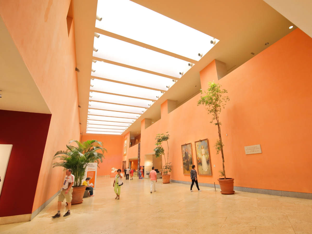 View of the people inside the Thyssen-Bornemisza National Museum