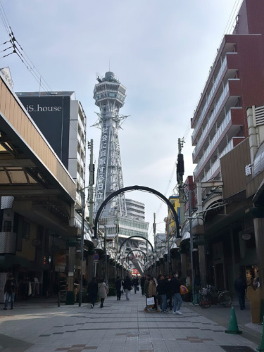 People walking to the entrance to Shin Sekai