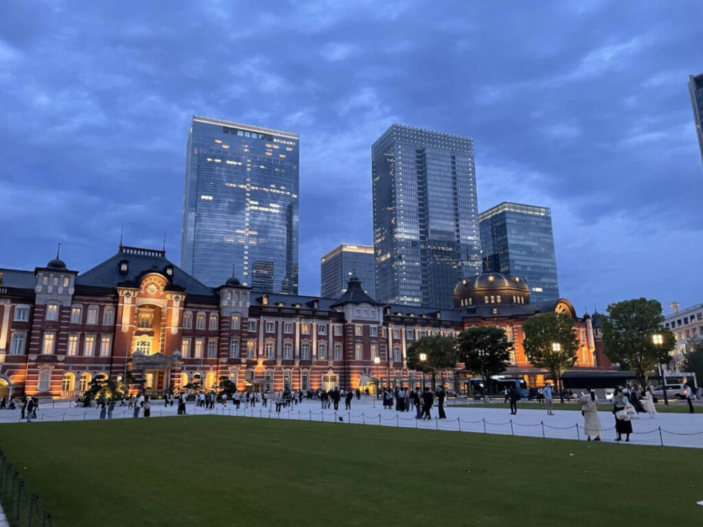 The Tokyo station from the outside at night