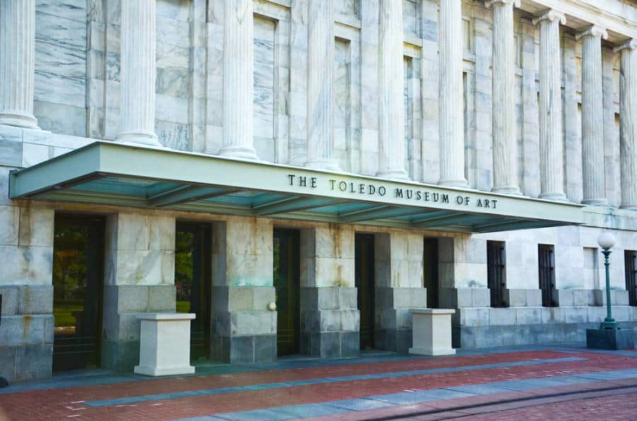 Façade with white pillars at the entttttttttttttttttrce of Toledo Museum of Art