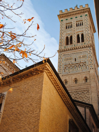 View of the fall foliage and the Torre de la Magdalena