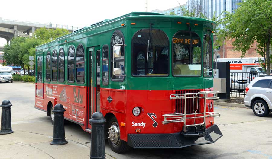 A tour bus going around Nashville, Tennessee