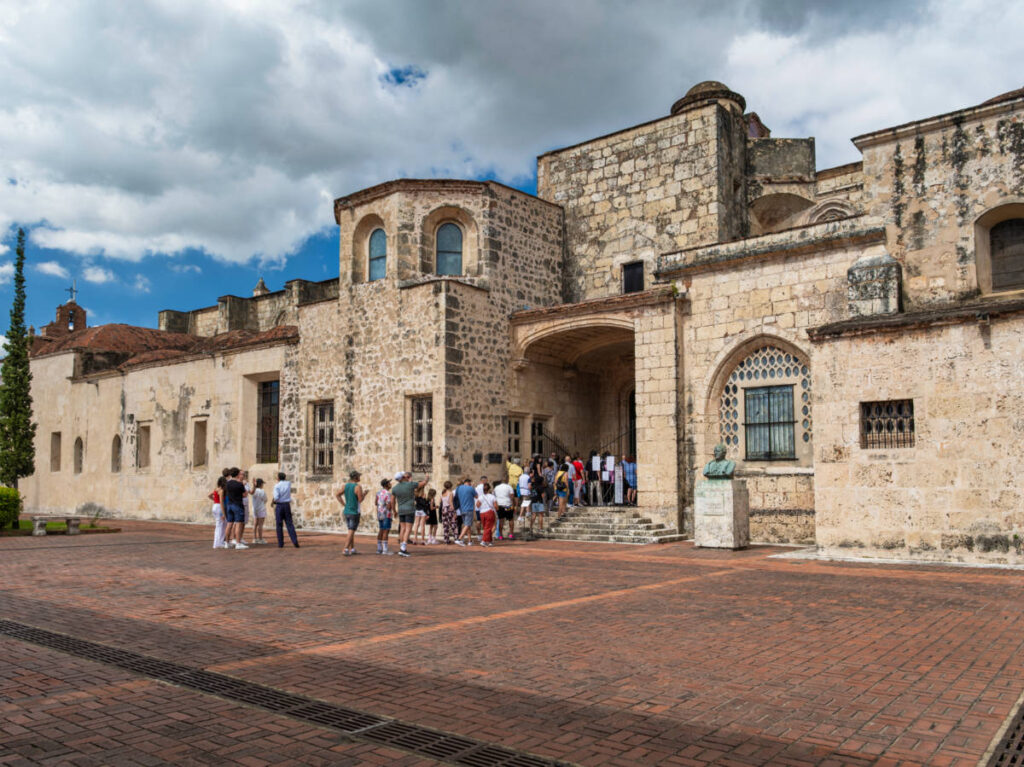 View of the tourists entering Nuestra Señora de la Encarnación