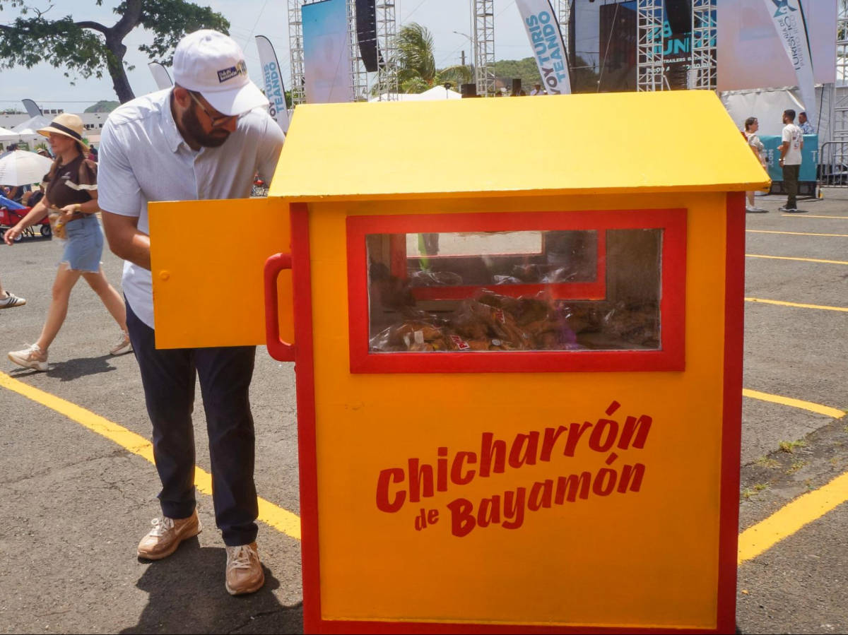 A man looking at the traditional chicharron cart