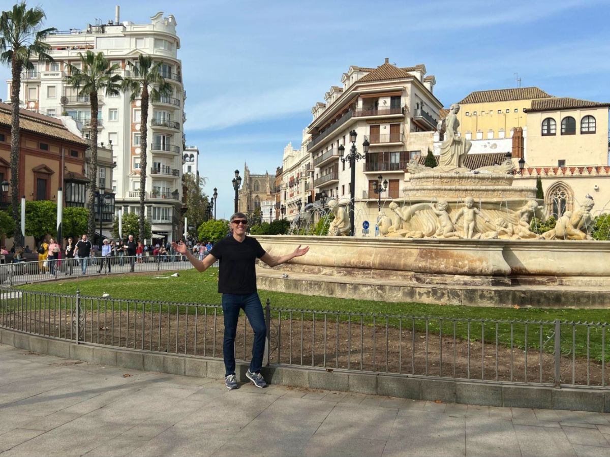 Travel Lemming Founder Nate standing in front of fountain in El Arenal
