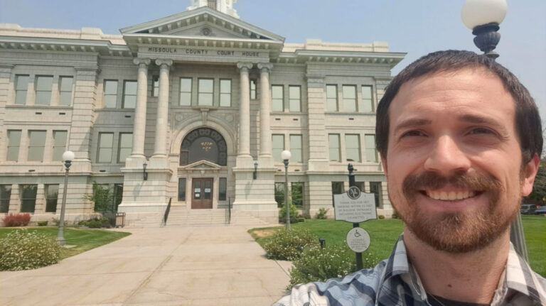 Travel Lemming author Matthew taking a selfie outside the Missoula Courthouse