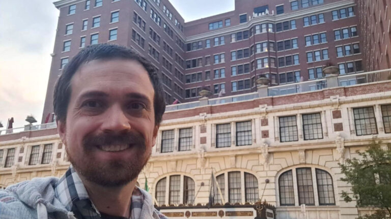 Travel Lemming author Matthew taking a selfie with The Historic Davenport Hotel