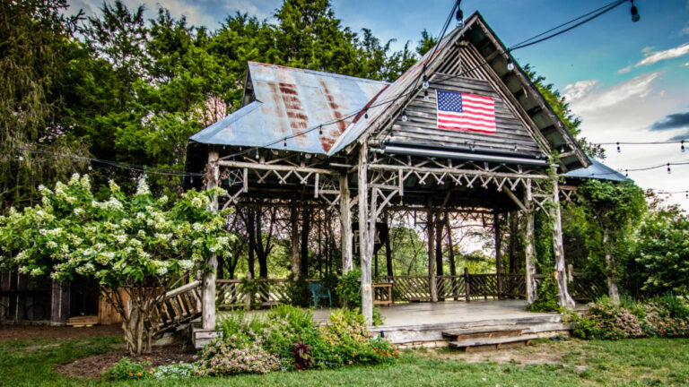 View of the public area with a USA flag on the facade in Leiper’s Fork