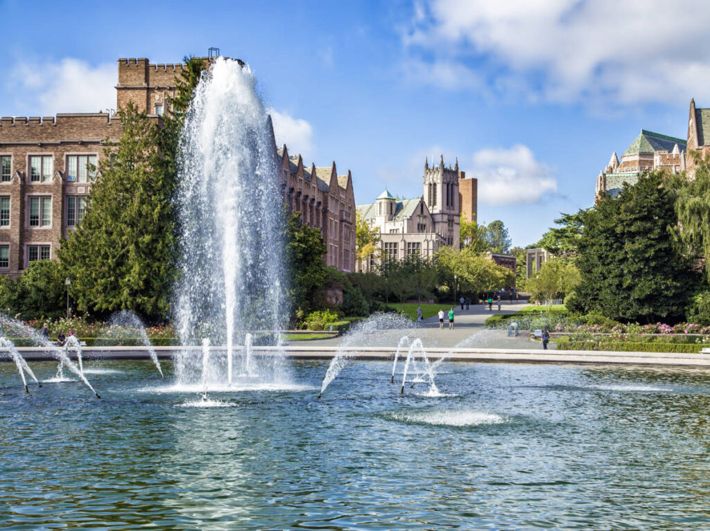 A huge fountain in the middle of the campus of University of Washington