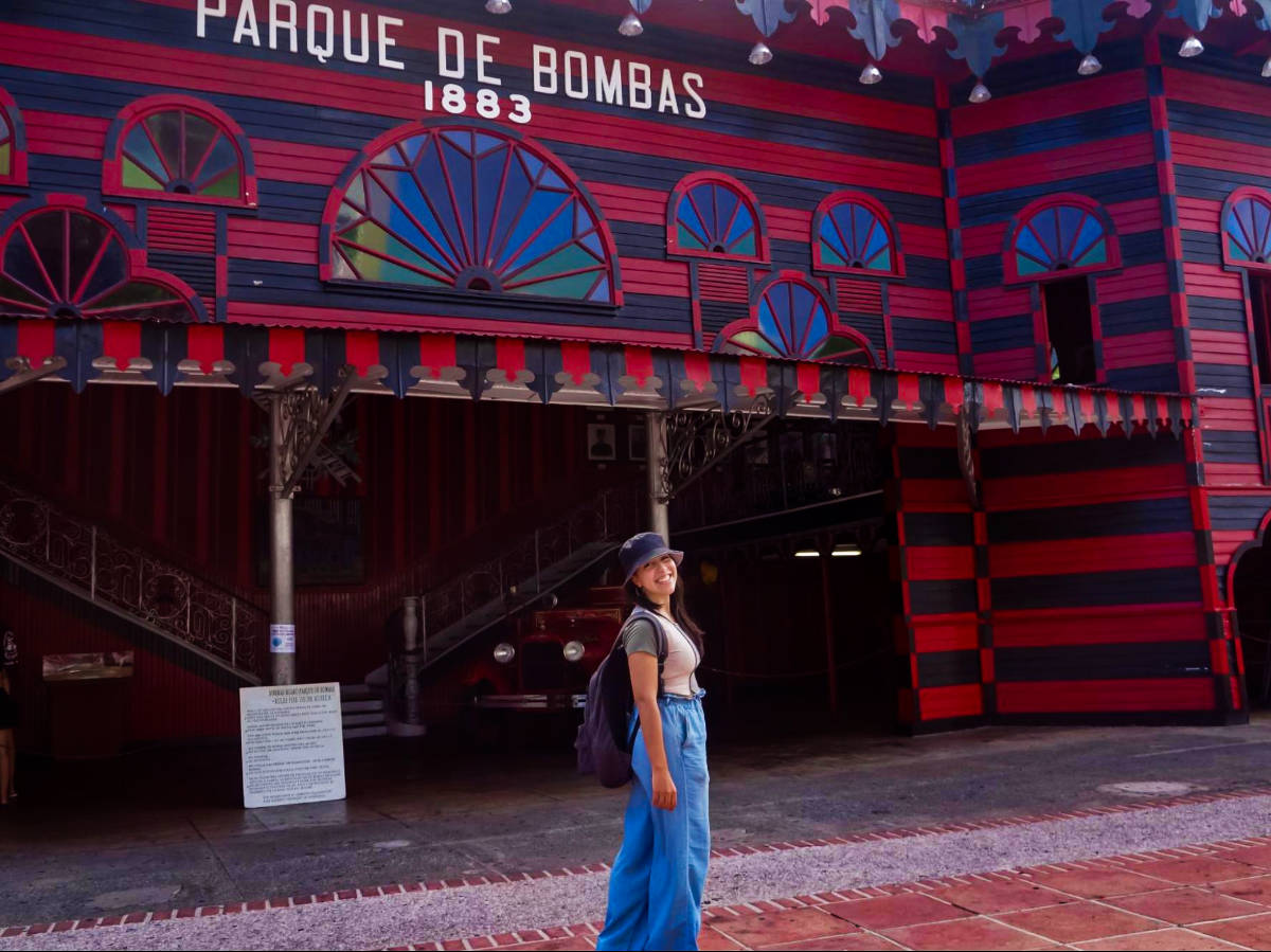 The author Vanessa Ramos in front of the Parque de Bombas