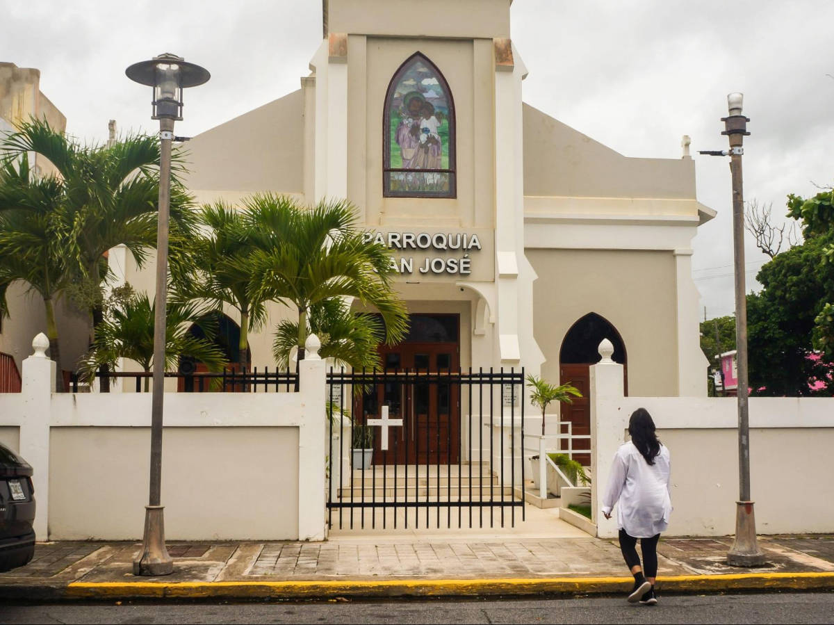 The author Vanessa walking to the entrance of Parroquia San José de Luquillo