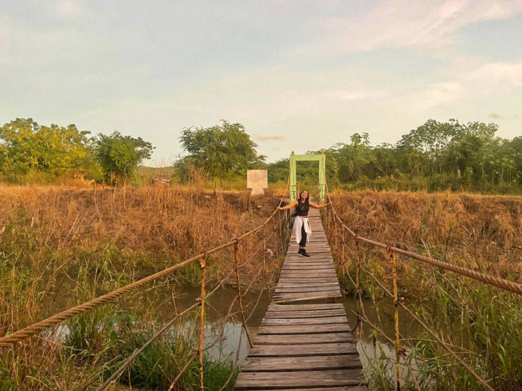 The author Vanessa Ramos, posing for a photo in the middle of the hanging bridge at Puente Hamaca on a gloomy day
