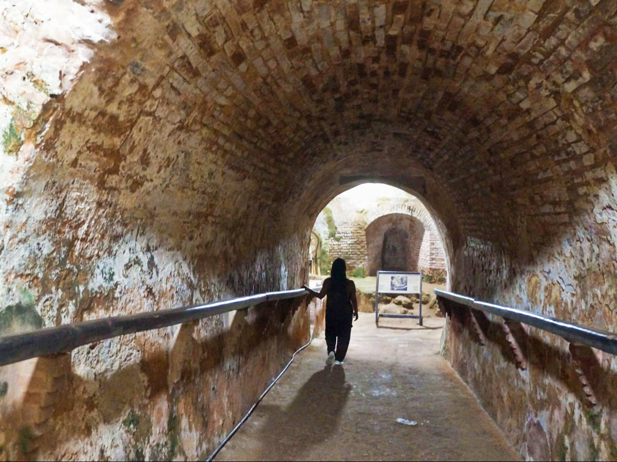 The author Vanessa Ramos walking inside a tunnel