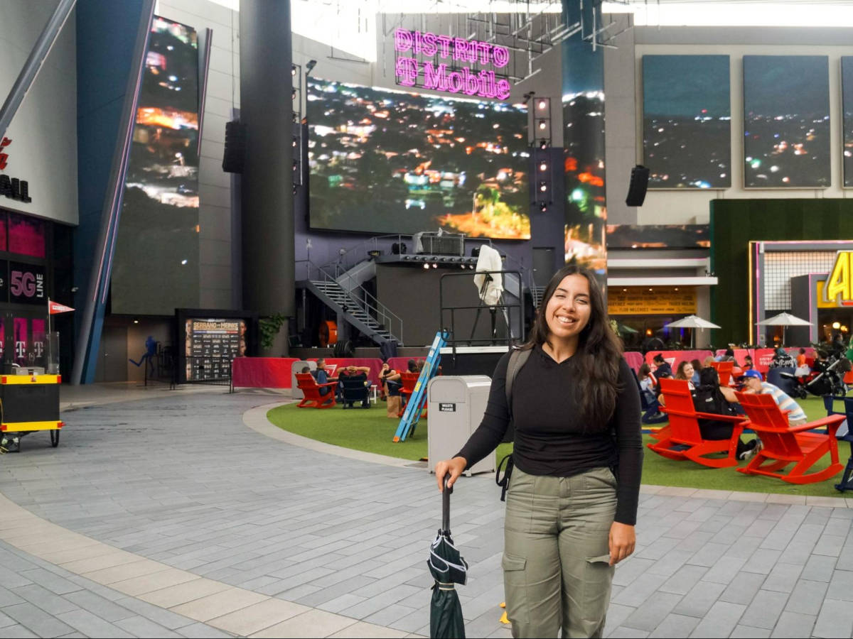The author Vanessa Ramos at the T-District Mobile