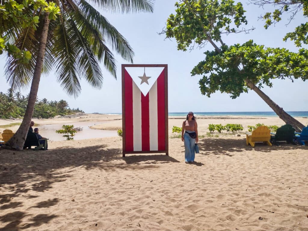 The author Vanessa Ramos, posing next to the flag in Parque del Norte