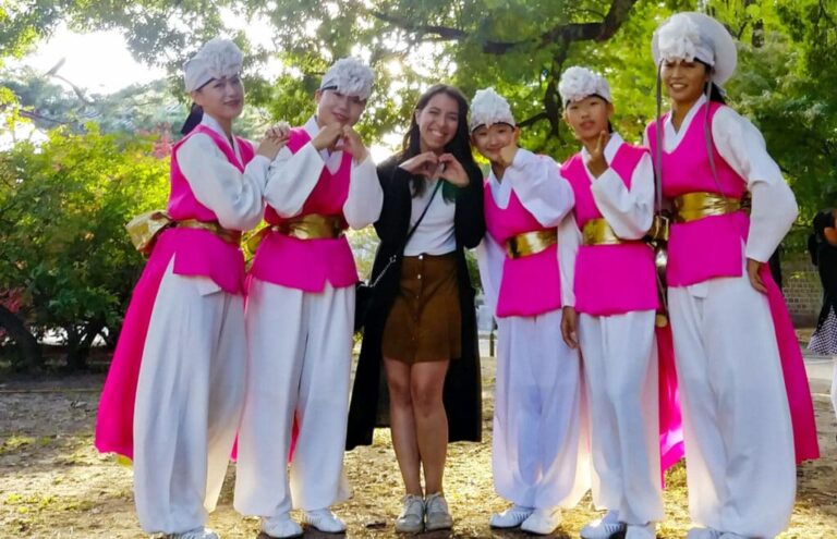 View of the author of Vanessa Ramos, with South Koreans during her exchange with Worldpackers 