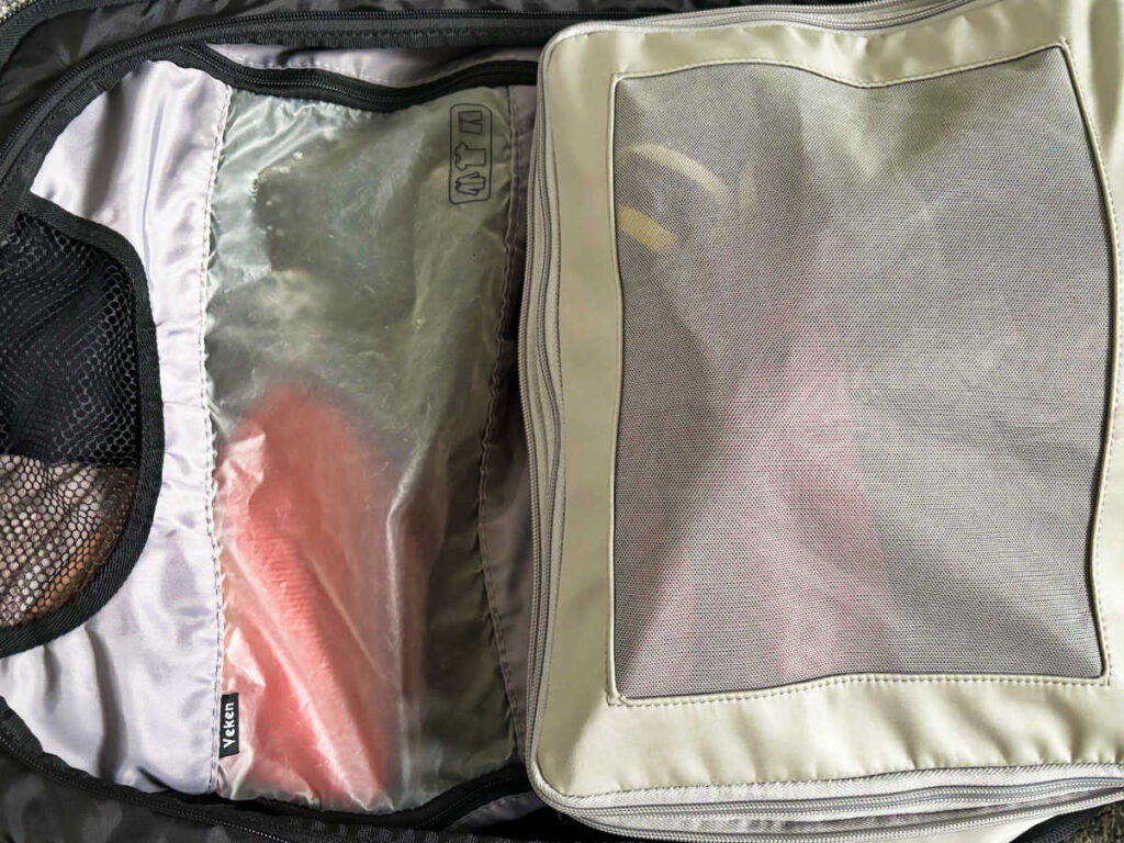 View of the packed Veken packing cubes