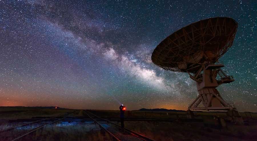 Milky way over a radio antenna in Very Large Array