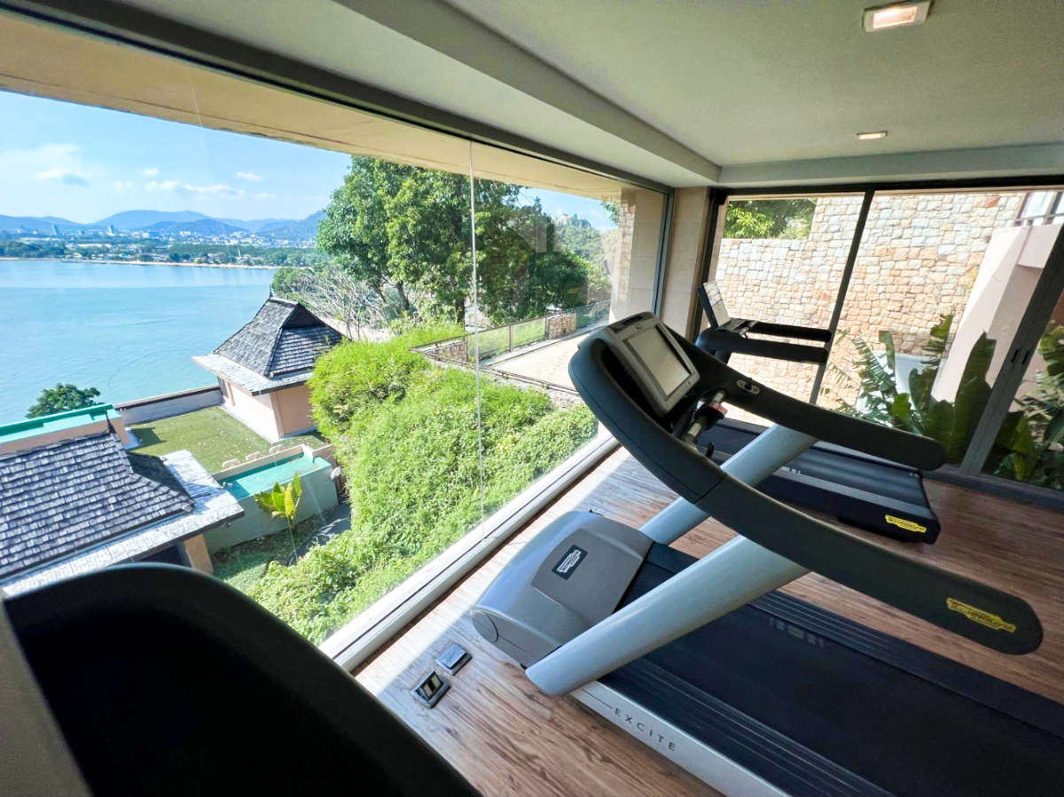 Overlookiing view of the bay from the huge window of the gym room at Westin