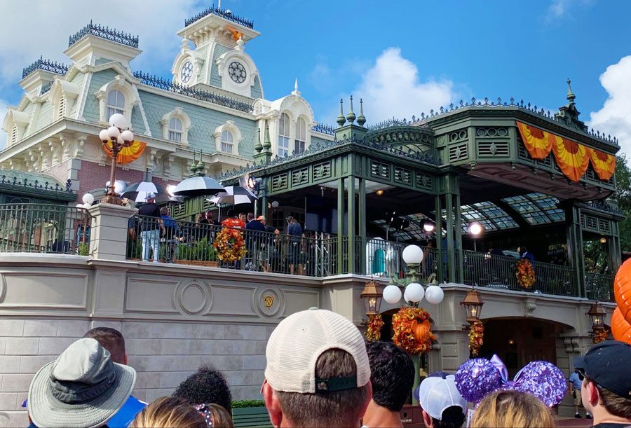 View of the crowd in Disney Park