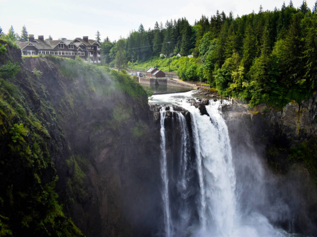 View of the flowing water at the Snoqualmie Falls