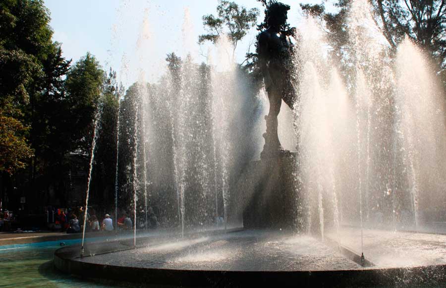A water fountain with a statue on the middle in Mexico City