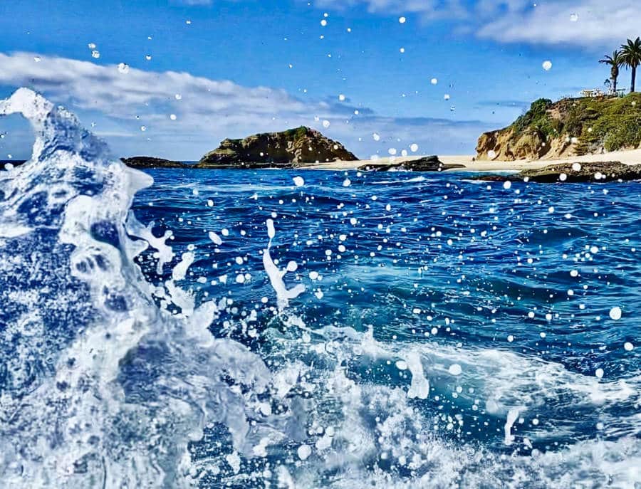View of the waves splashing