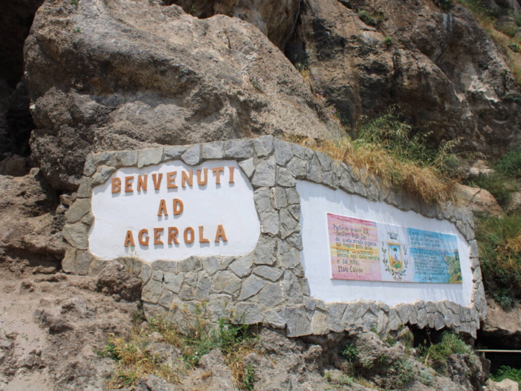 A sign that says Welcome to Agerola