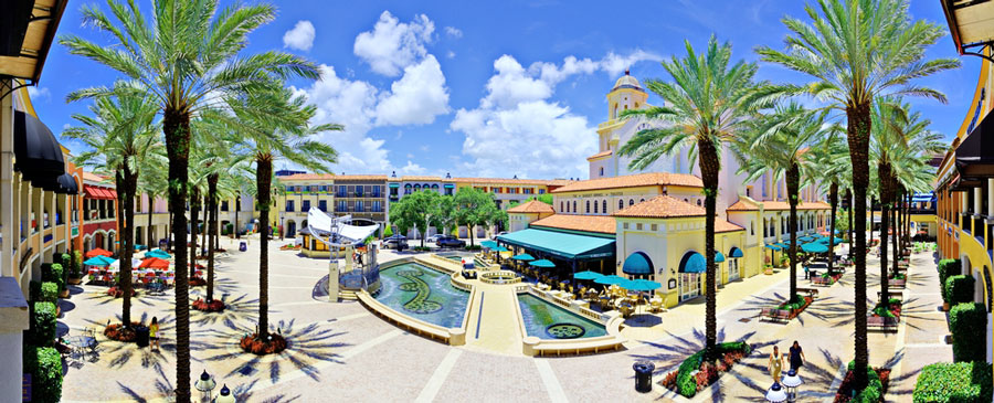 Panoramic view of the West Palm Beach and the clear blue sky