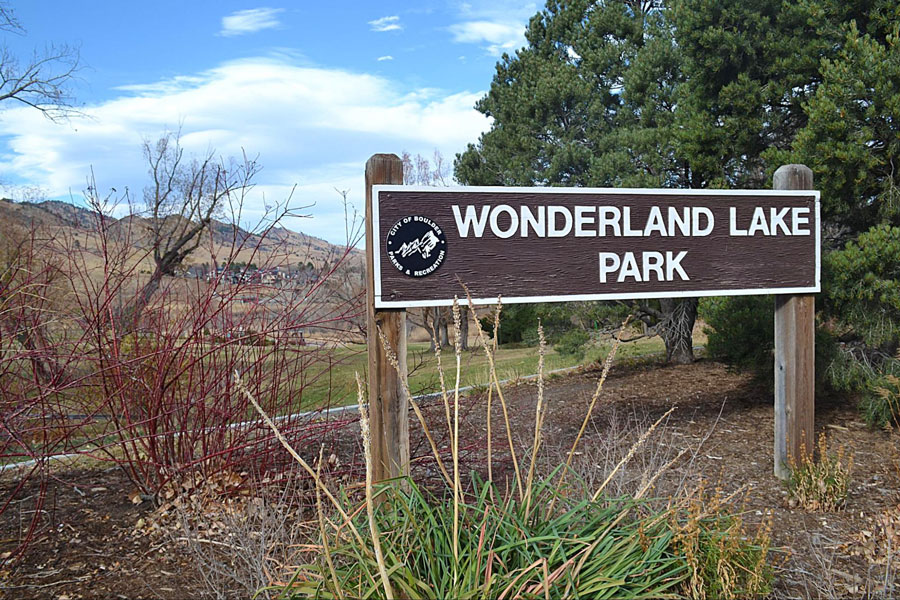 View of the Wonderland Lake Park sign