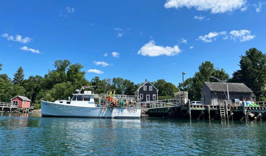 A boat at the York River under the clear blue sky