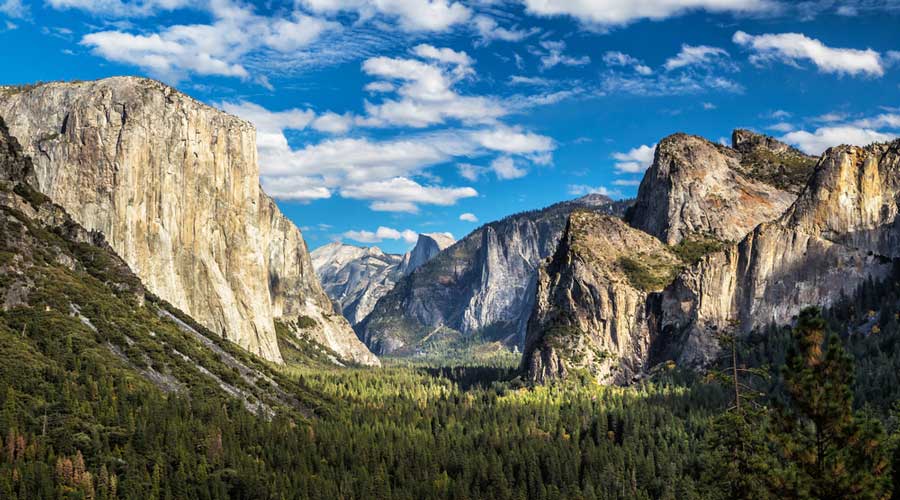 Scenic view of the Yosemite National Park under the clear blue sky