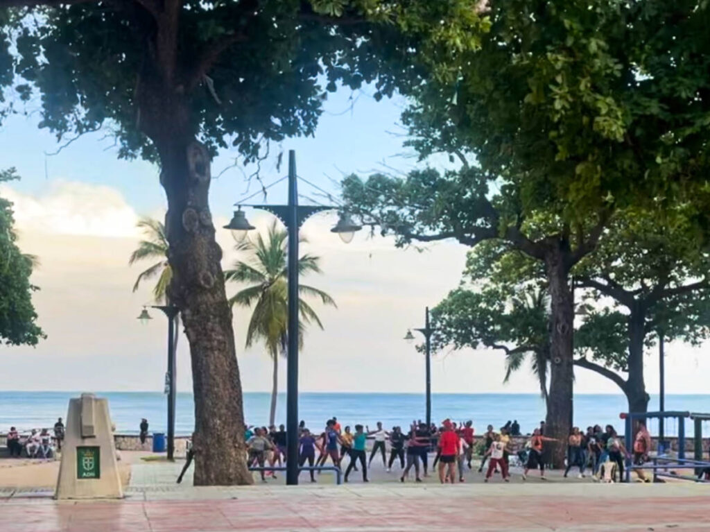 People at a Zumba class on El Malecon boulevard
