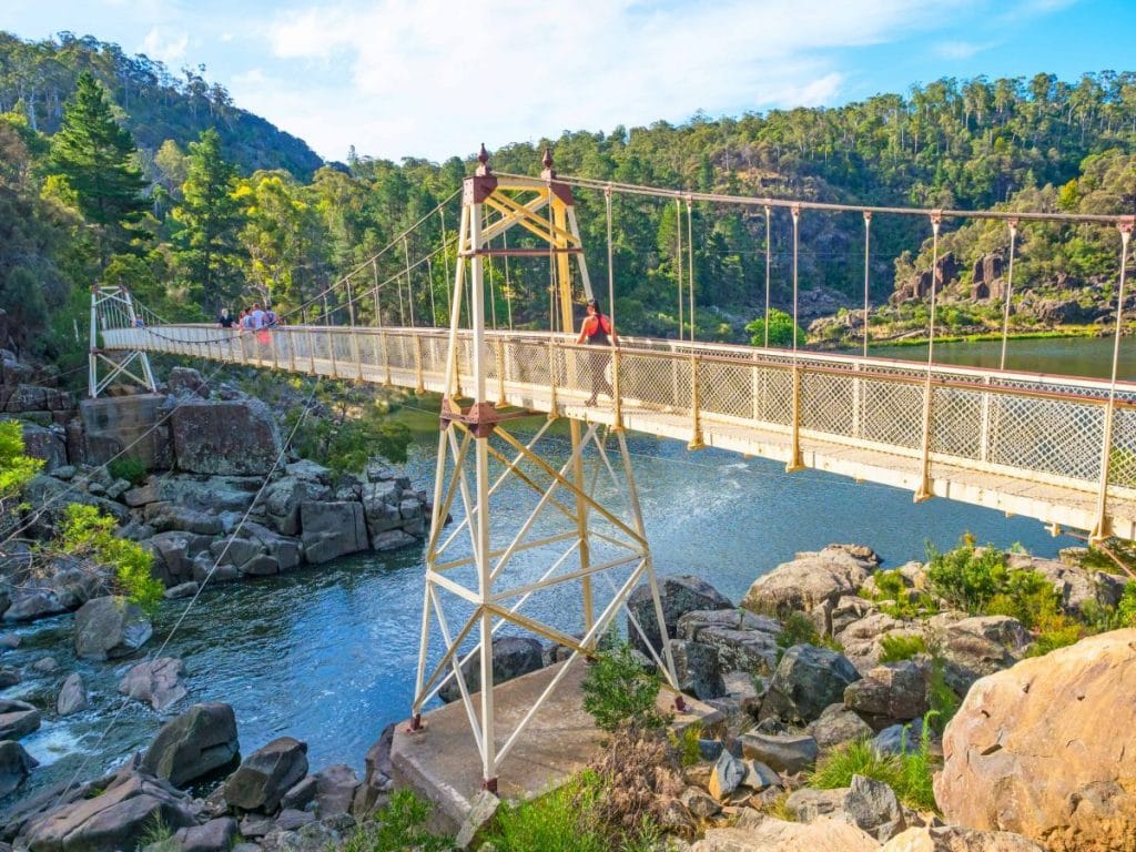 The people crossing the Alexandra Suspension Bridge